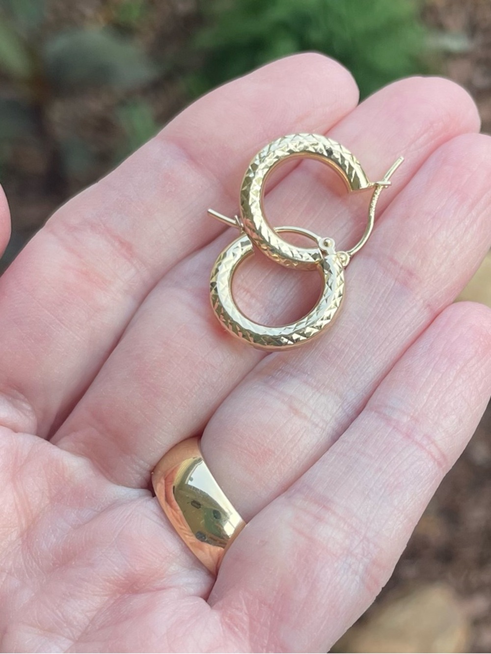 14k Solid Yellow Gold Diamond
Cut Textured Round Hoop Earrings
Marked